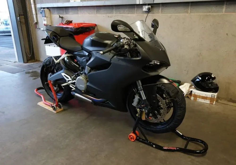 Ile kosztuje malowanie plastików w motocyklu? Sprawdź szacunkowe ceny!