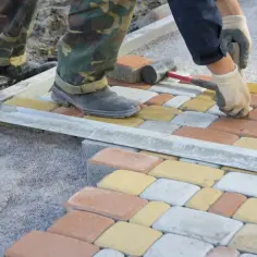 Jak położyć kostkę brukową w ogrodzie? Proste kroki do perfekcyjnej nawierzchni