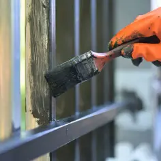 Jak przygotować blachę do malowania, aby uniknąć kosztownych błędów.