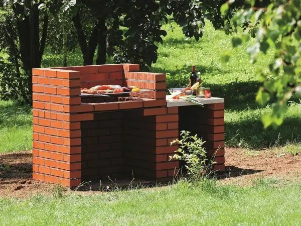 Jak zrobić grill ogrodowy z cegły – krok po kroku do idealnej konstrukcji