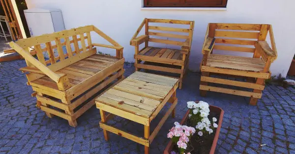 Jak zbudować meble ogrodowe z palet - proste kroki do sukcesu