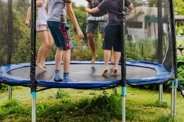 Najlepsza trampolina ogrodowa – wybierz bezpieczny i trwały model dla dzieci