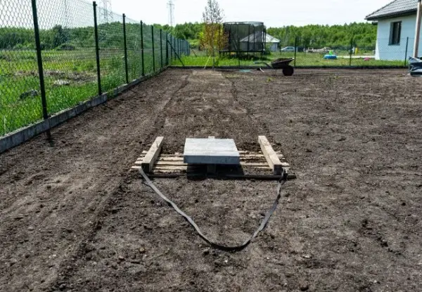 Jak wyrównać ziemię w ogrodzie – skuteczne techniki i porady dla każdego